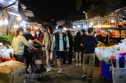 Không khí chợ hoa đêm Quảng An nhộn nhịp trước dịp lễ 20/10