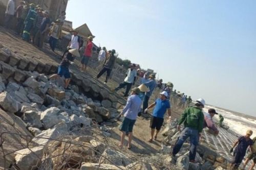 Hàng trăm người tham gia gia cố kè biển