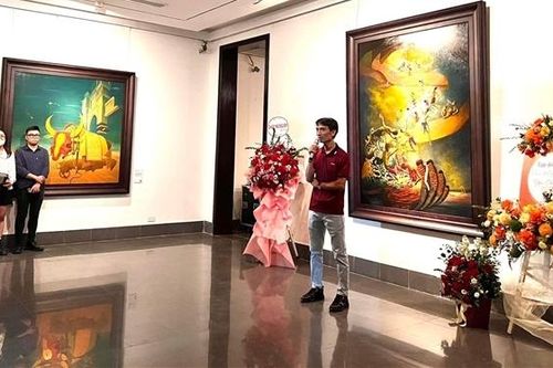 Xem tranh siêu thực tại triển lãm 'Ký ức xuyên không'