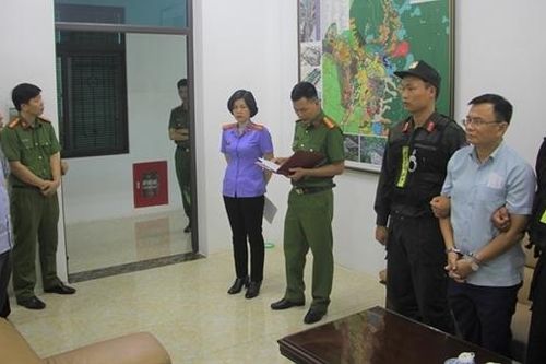 Bắt phó trưởng phòng 'ăn đất' sân bay Điện Biên Phủ