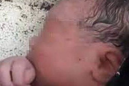 Chăm sóc bé gái sơ sinh bị bỏ rơi trong thùng xốp