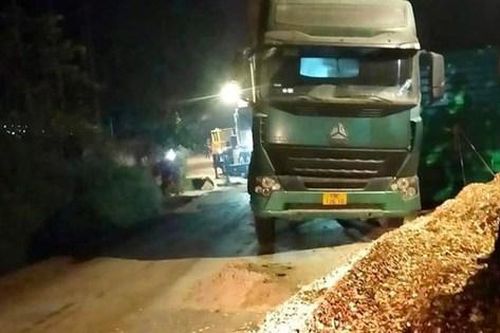 Bất ngờ phát hiện thi thể bị vùi lấp trong đống dăm gỗ