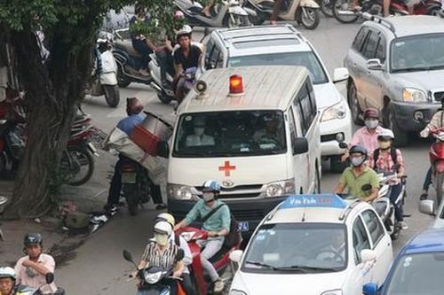 Cản trở xe cấp cứu chở bệnh nhân có thể bị xử lý hình sự