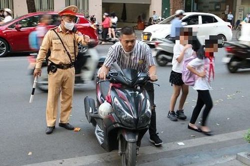 Phạt nhiều phụ huynh đưa trẻ đến trường không đội mũ bảo hiểm