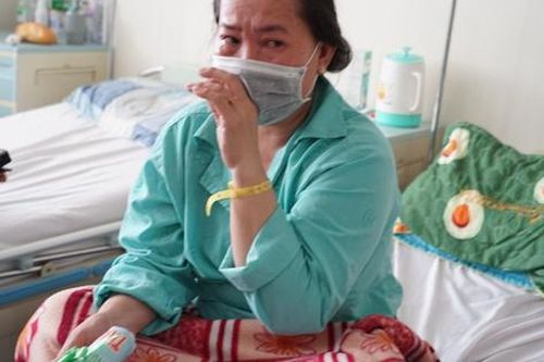Nữ bệnh nhân ung thư bật khóc khi bất ngờ nhận được quà 20/10