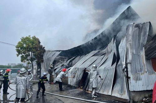 Những hình ảnh người lính cứu hỏa dầm mưa chữa cháy