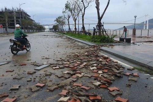 Đà Nẵng: Sóng lớn, triều cường tàn phá hạ tầng giao thông bờ Tây sông Hàn