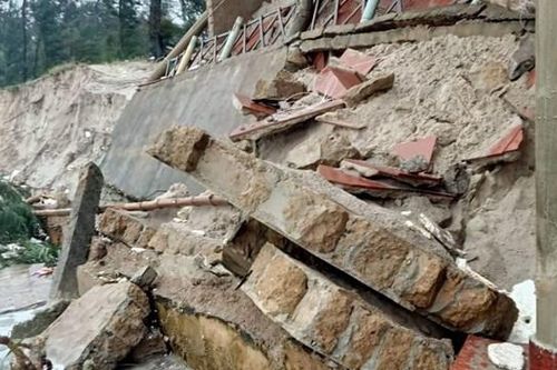 Quảng Trị: 2 quán kinh doanh ven biển bị sập