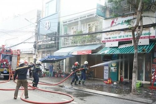 Đà Nẵng: Lửa thiêu rụi cửa hàng bán đồ thể thao