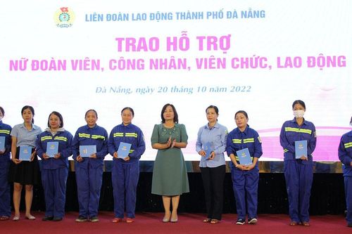 1.100 suất quà tặng nữ công nhân lao động khó khăn