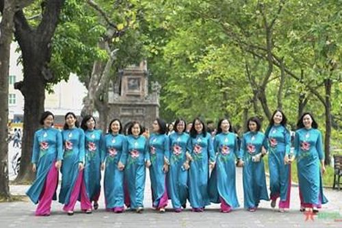 Tà áo dài rực rỡ 'xuống phố' đón ngày 20-10