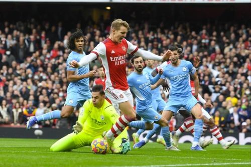 Hoãn đụng độ với Man City, Arsenal 'gặp họa'