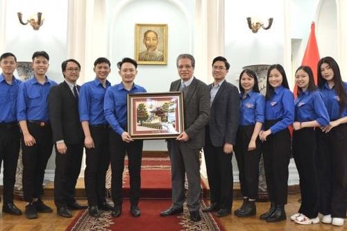 Đại sứ Đặng Minh Khôi gặp mặt thân mật đại diện thanh niên tại Liên bang Nga