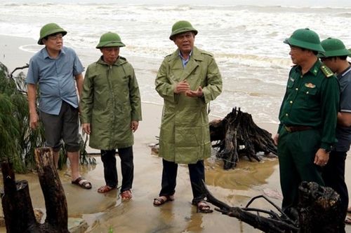 Kiểm tra tình hình sạt lở bờ biển tại Quảng Bình