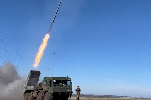 Ukraine khoe uy lực hệ thống pháo phản lực RM-70 Vampire