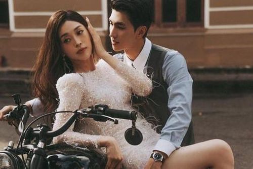 Phương Nga diện váy cưới ngắn bó sát
