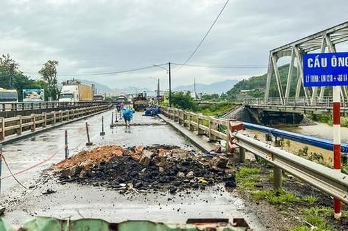 Khẩn trương sửa chữa hư hỏng trên các tuyến quốc lộ đi qua Bình Định