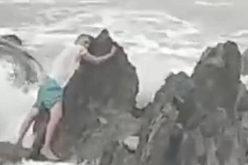 Mải chụp ảnh, du khách bị sóng biển quật ngã, cuốn trôi