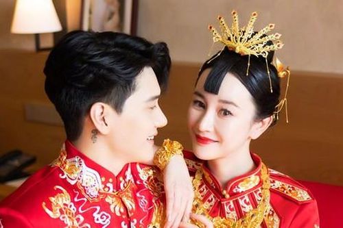 Mỹ nhân 'Thiên long bát bộ' đeo vàng nặng trĩu trong lễ cưới