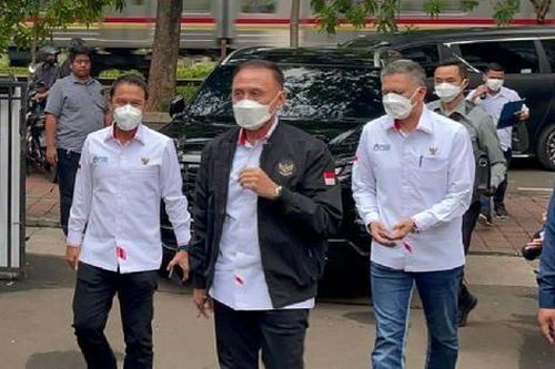 Chủ tịch LĐBĐ Indonesia bị cảnh sát thẩm vấn vì thảm kịch giẫm đạp