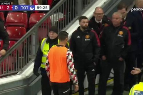 Erik ten Hag tuyên bố sẽ 'xử' Ronaldo vụ bỏ dở trận MU với Tottenham