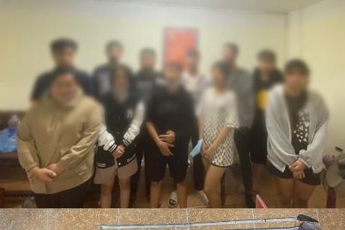 Phát hiện nhiều dao phóng lợn tại ngôi nhà trên phố ở Hà Nội