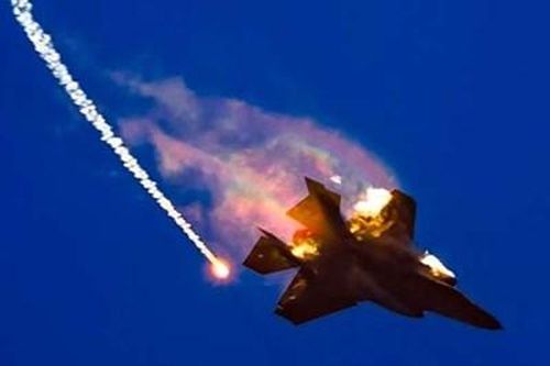 Máy bay F-35A của Không quân Mỹ lao xuống căn cứ, bùng cháy