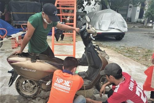 Ấm áp tình người trong trận ngập lụt lịch sử ở Đà Nẵng