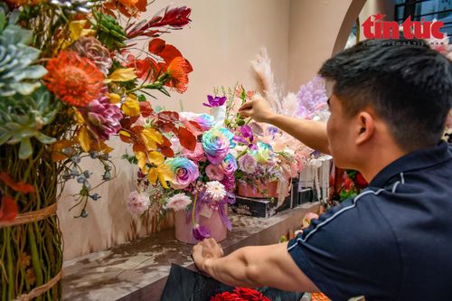 Hoa nhập khẩu tiền triệu hút khách dịp 20/10