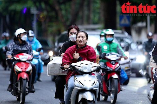 Chiều muộn, người dân Hà Nội co ro về nhà dưới thời tiết mưa rét