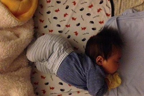 Ba hành vi khi ngủ chứng tỏ trẻ có IQ cao và bốn kiểu ngủ dễ gây hại cho trẻ