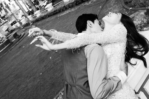 Bình An tiếp tục ghì chặt, hôn cổ Phương Nga trong loạt ảnh cưới bên mô tô