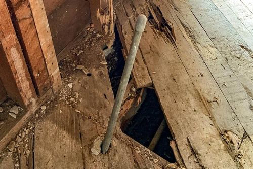 Sửa lại căn nhà cũ, gia chủ 'vỡ òa' khi lật ván gỗ lát sàn
