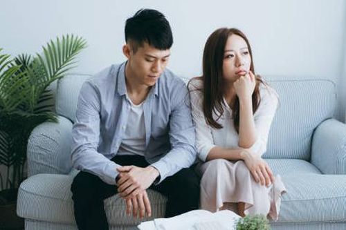 Khủng hoảng hôn nhân tiềm ẩn trong 4 biểu hiện sau của đàn ông
