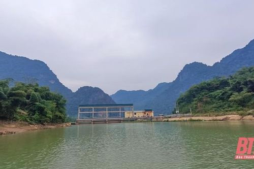Nuôi cá lồng trên lòng hồ thủy điện Trung Xuân