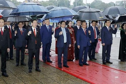 Lãnh đạo Đảng, Nhà nước và các đại biểu Quốc hội vào viếng Lăng viếng Chủ tịch Hồ Chí Minh trước giờ khai mạc Kỳ họp thứ Tư