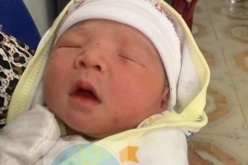 Bé gái sơ sinh bị bỏ rơi trước nhà hộ sinh tư nhân