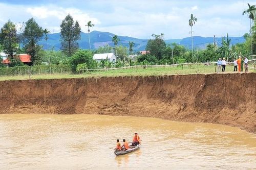 Cận cảnh 'hà bá' ngoạm đất sản xuất, uy hiếp nhà cửa của người dân ở Quảng Nam