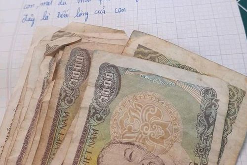 Cậu bé gom hết tiền lẻ 'bồi thường' cho mẹ nhân ngày 20/10 kèm thư tay xúc động
