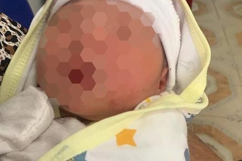 Bé sơ sinh còn nguyên dây rốn bị bỏ rơi trước nhà dân