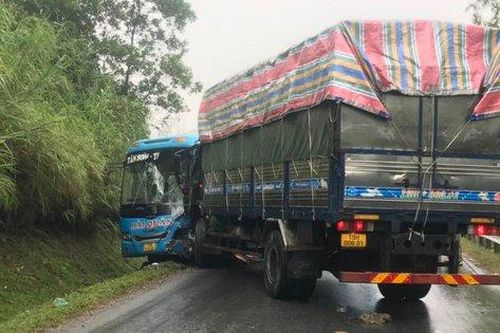 Nhiều người bị thương sau tai nạn liên hoàn giữa xe khách, ô tô tải và xe máy trên QL32