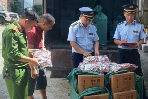 Phát hiện gần 6.000 túi chân gà không rõ nguồn gốc