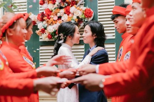 Khó xử khi người yêu cũ, bạn cấp 2 mời cưới