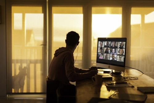 Đơn độc khi làm việc tại nhà còn đồng nghiệp đến văn phòng