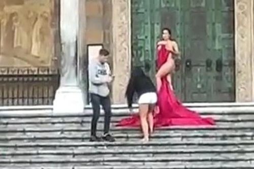 Du khách tạo dáng phản cảm trước nhà thờ ở Italy