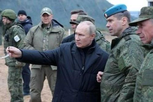 Ông Putin thử súng bắn tỉa Dragunov khi thị sát thao trường tân binh