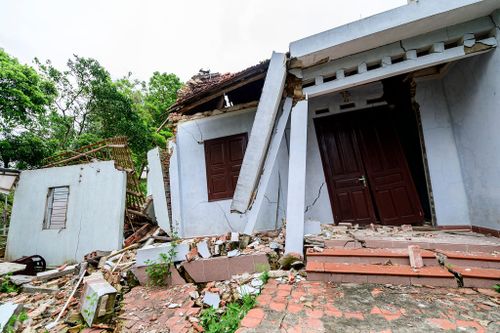 Tìm nguyên nhân gây sập nhà dân gần mỏ đất sét
