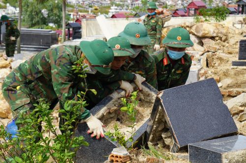 Gần 1.000 cán bộ, chiến sĩ nỗ lực khắc phục sạt lở tại Nghĩa trang Hòa Sơn