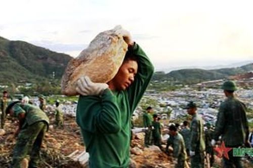 Khắc phục sạt lở tại nghĩa trang Hòa Sơn: Đã giúp dân thì không ngại gian khó