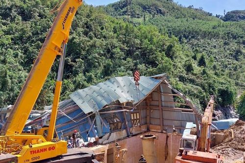 Dùng cẩu trục 160 tấn khơi thông đường xuống hầm tìm kỹ sư mất tích
